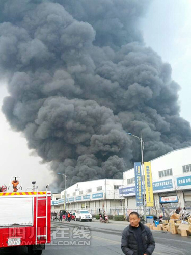 成都传化物流基地发生火灾7家商铺大遭殃